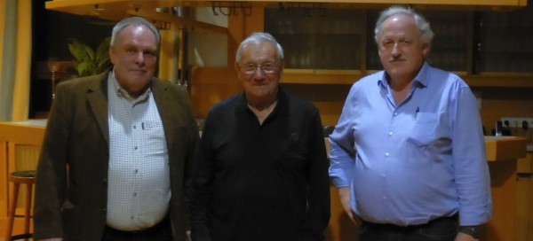  Bild: Hans-Peter Kohm (links im Bild) ist der neue Bezirksimkervereins-Vorsitzende. Bernhard Bauer (Bildmitte) wurde vom stellvertretenden Vorsitzenden Martin Kimmig (rechts im Bild) zum Ehrenvorsitzenden ernannt. (mk-Bild)